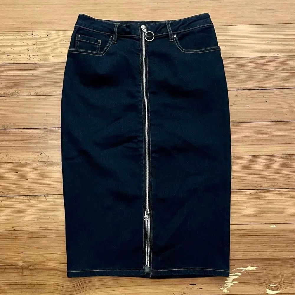 Joseph Ribkoff indigo denim pencil skirt. Size 2.